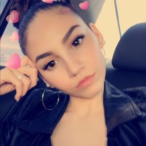 Meet your Posher, Abril